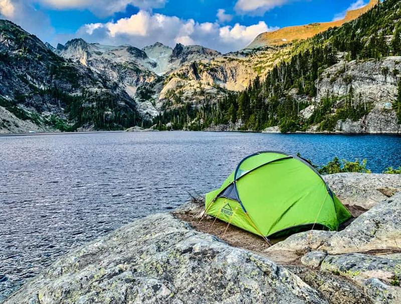 Jak bezpiecznie spać na dziko – praktyczny przewodnik dla miłośników natury