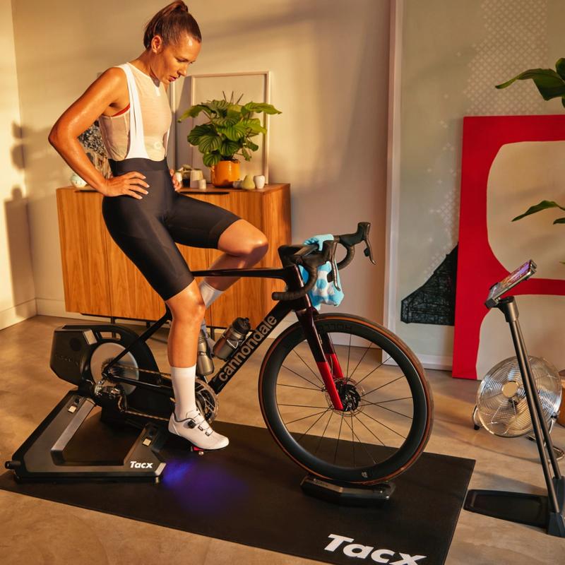 Trenażer rowerowy na koło czy direct drive – który wybór zapewni lepsze treningi?