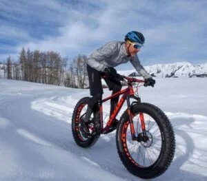 Rower zimowy: Jak wybrać idealny model do jazdy w trudnych warunkach?