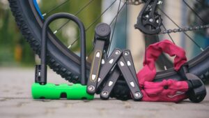 Skuteczne metody, jak zabezpieczyć rower przed kradzieżą w mieście