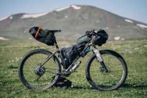 Odkryj ultralight bikepacking: najlepsze podstawki i palniki na każdą wyprawę