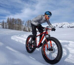 Jak komfortowo dojeżdżać rowerem w zimie – praktyczne porady dla każdego cyklisty