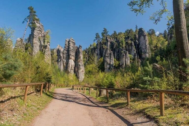 Odkryj Rowerowy Czeski Raj: Zamki i Muzeum Škody na Twojej Trasie