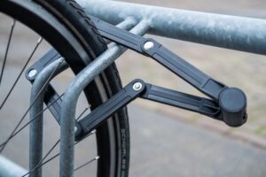 Praktyczny przewodnik: Jak samemu zrobić solidne zapięcie do roweru