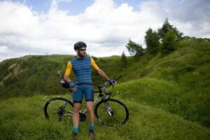 Jak dobrze się ubrać na rower, aby uniknąć pocenia się?