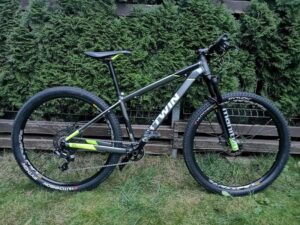 Niezapomniane przygody na B'twin Rockrider 900: jak poszedł jak dzik w żołędzie