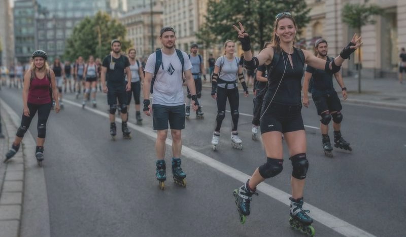 Rolkarze na ścieżkach rowerowych: jak łączyć pasję z aktywnością na świeżym powietrzu?